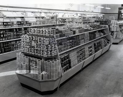 Interno di un negozio Woolworths, 1956 da English Photographer